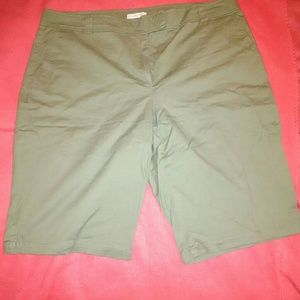 Olive green bermudas short