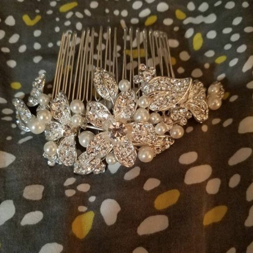 Wedding accessory hair comb