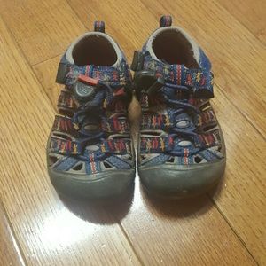 Boys Keens sandles with lizards sz9