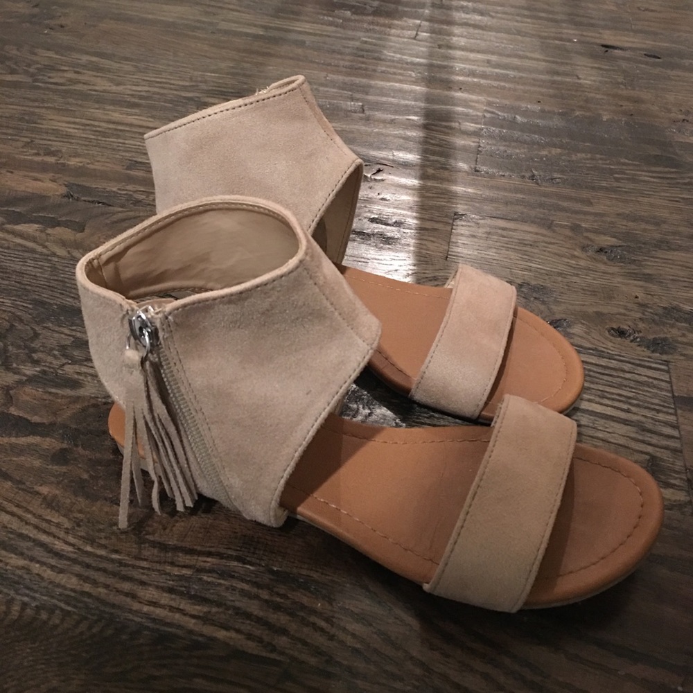 Sandals w/ Tassel