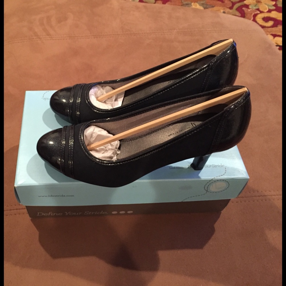 Life Stride navy blue heels. Size 6.5W.