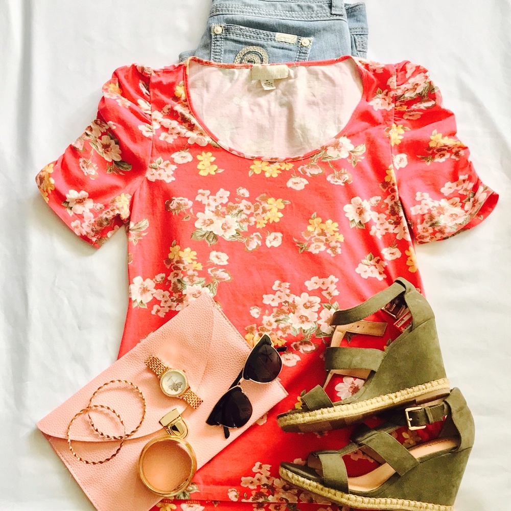 Floral top with puffy sleeve