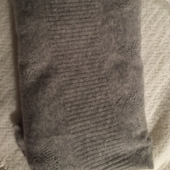 sweater - Picture 3 of 4