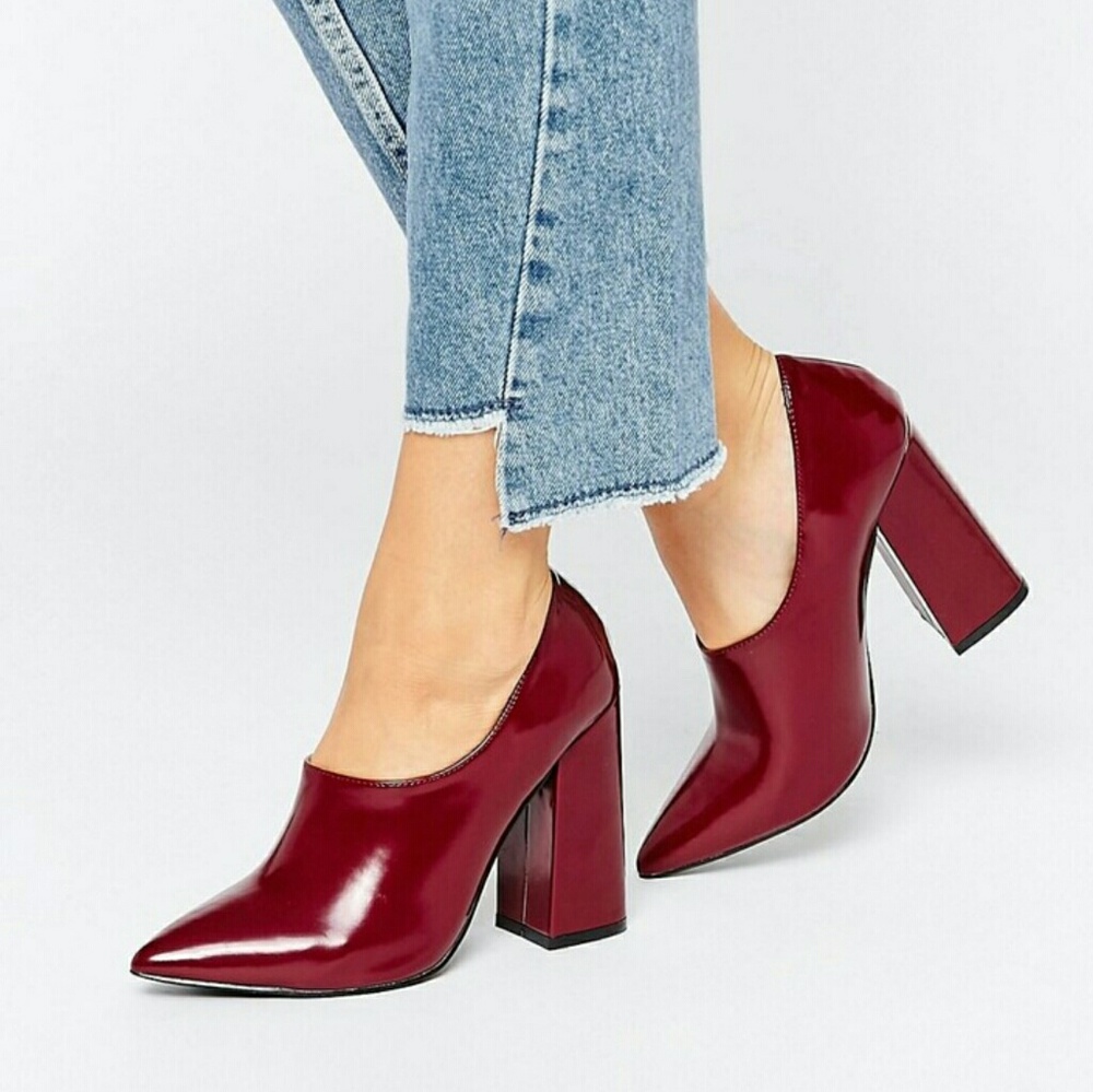 Patent high vamp point heeled shoes. Burgundy