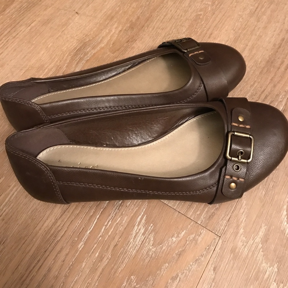 Women's brown leather ballet flats