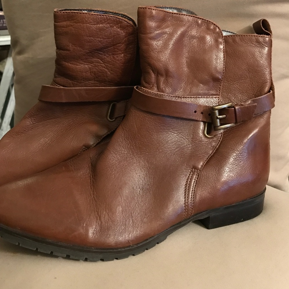 Women's leather boots size 9
