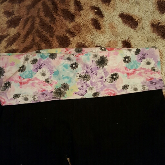 Victoria's Secret Yoga Capris - Picture 2 of 3