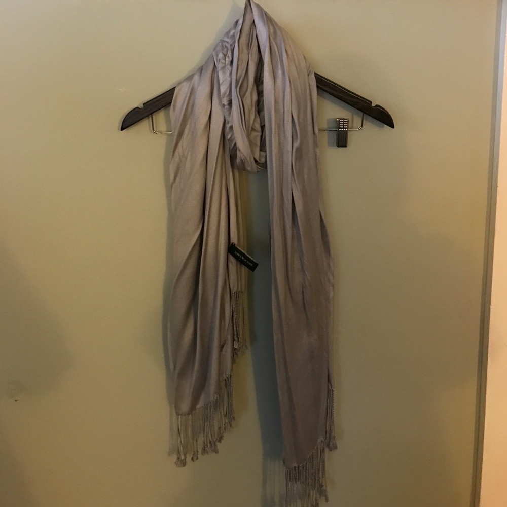 🆕 🦄Jones New York Gray Scarf