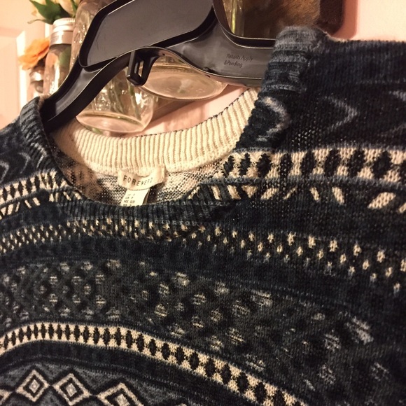 Cute patterned top - Picture 2 of 5