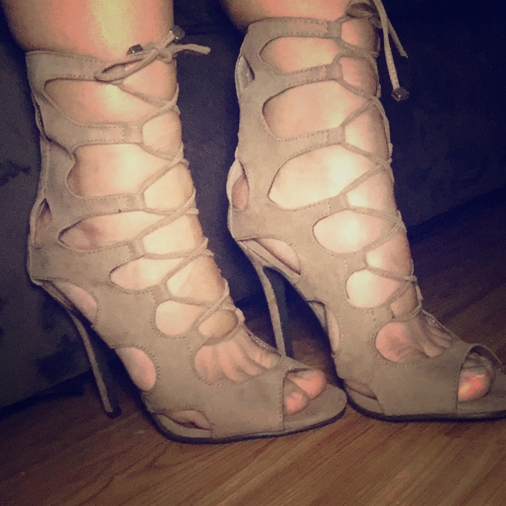 NEW ITEM 😍Lace up cage heels😍