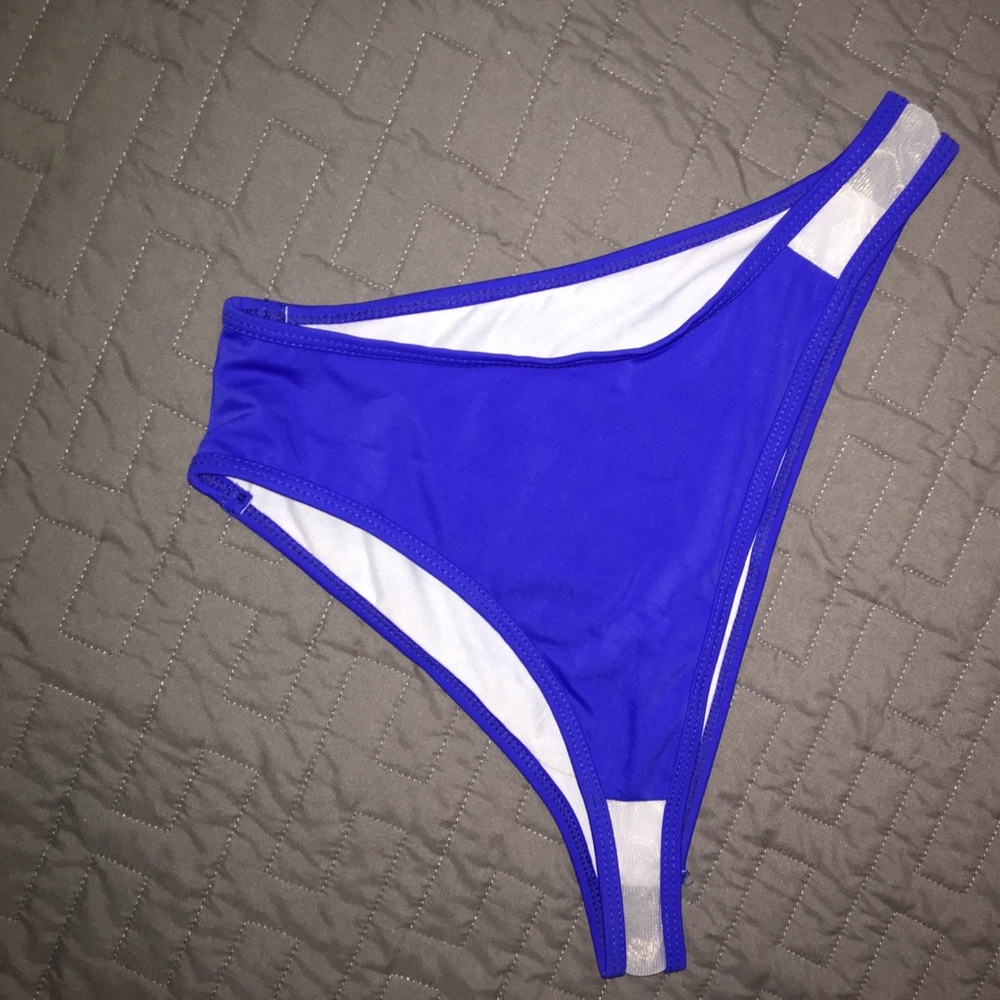 Bikini - Picture 2 of 7