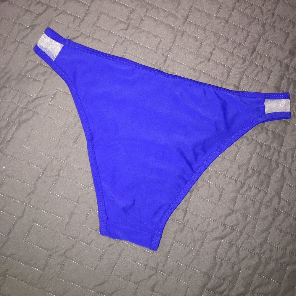 Bikini - Picture 3 of 7