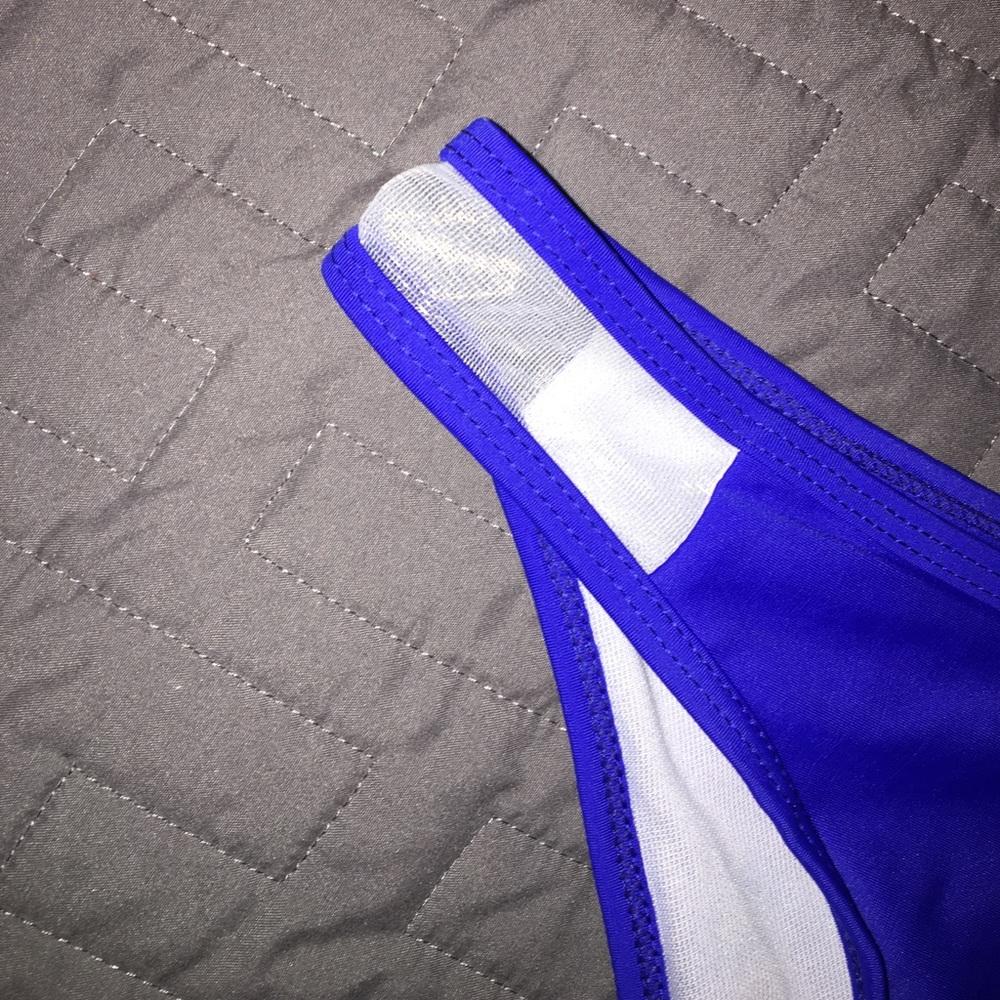 Bikini - Picture 4 of 7