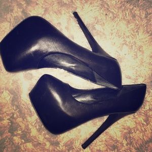 Steve Madden Black Platform Pump