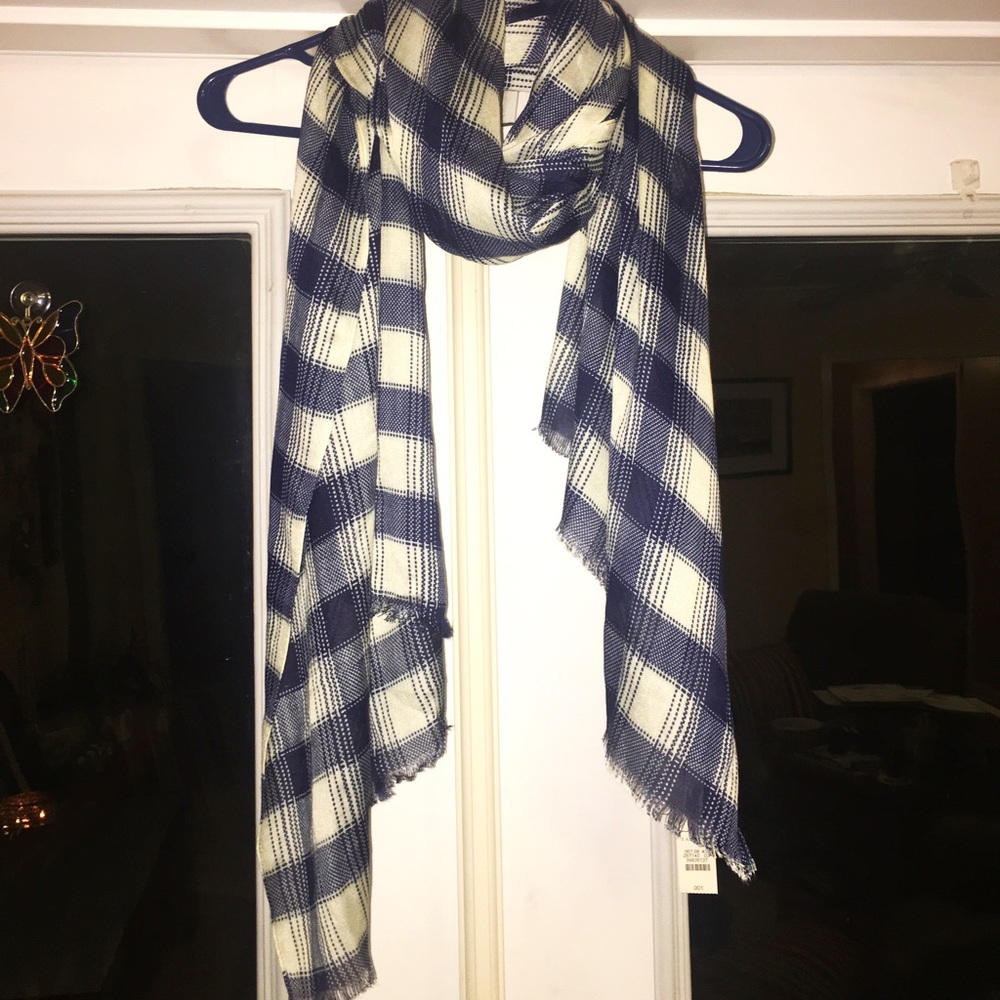 *SOLD* Talbot's blue and white lightweight scarf💙