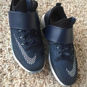 Never worn NEW Nike Zoom in Navy. Size 7