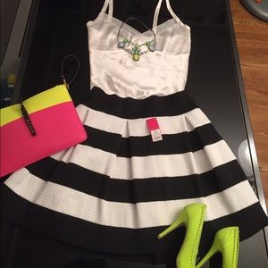 🎉HOST PICK🎉 Pleated stripe mini skirt