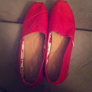 Red size 8 Toms. Brand new. Never Worn.