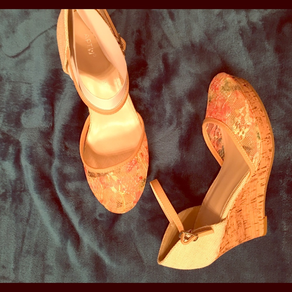 NEW wedges with a Spring time toe!🌈