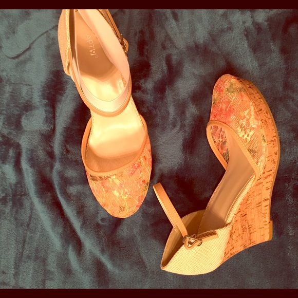 NEW wedges with a Spring time toe!🌈 - Picture 1 of 4