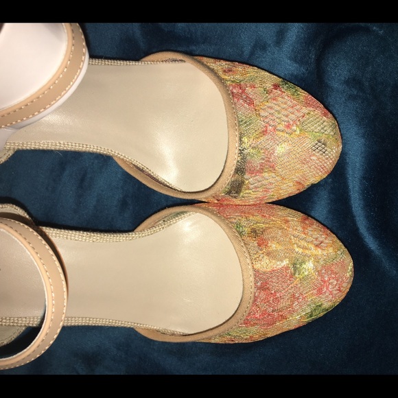 NEW wedges with a Spring time toe!🌈 - Picture 2 of 4