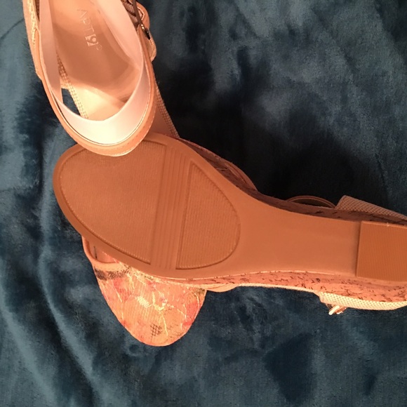 NEW wedges with a Spring time toe!🌈 - Picture 3 of 4