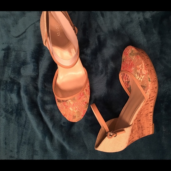 NEW wedges with a Spring time toe!🌈 - Picture 4 of 4