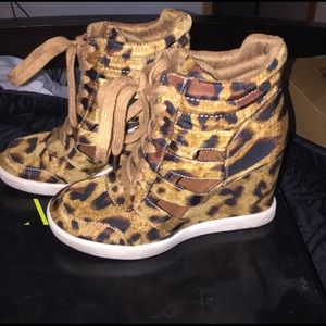 Leapord wedges ADORABLE😍😍😍