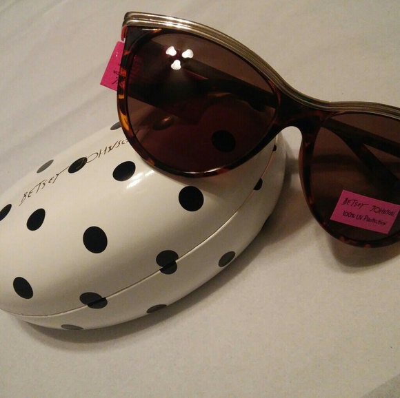 Betsey Johnson Accessories - Betsy Johnson sunnies