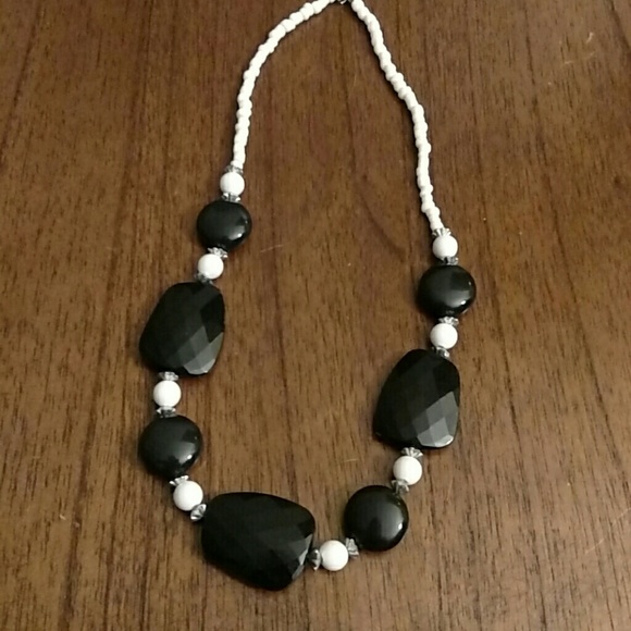 Jewelry - Black and white necklace