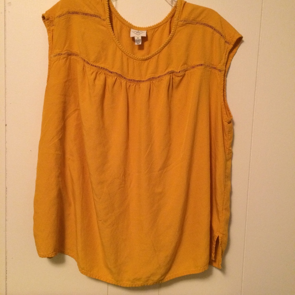 Adorable sleeveless top!