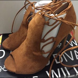 New size 6 wild diva heels