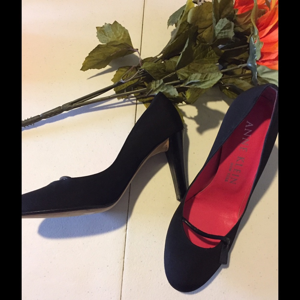 NWOB Classy Black ANNE KLEIN cloth heels 👠