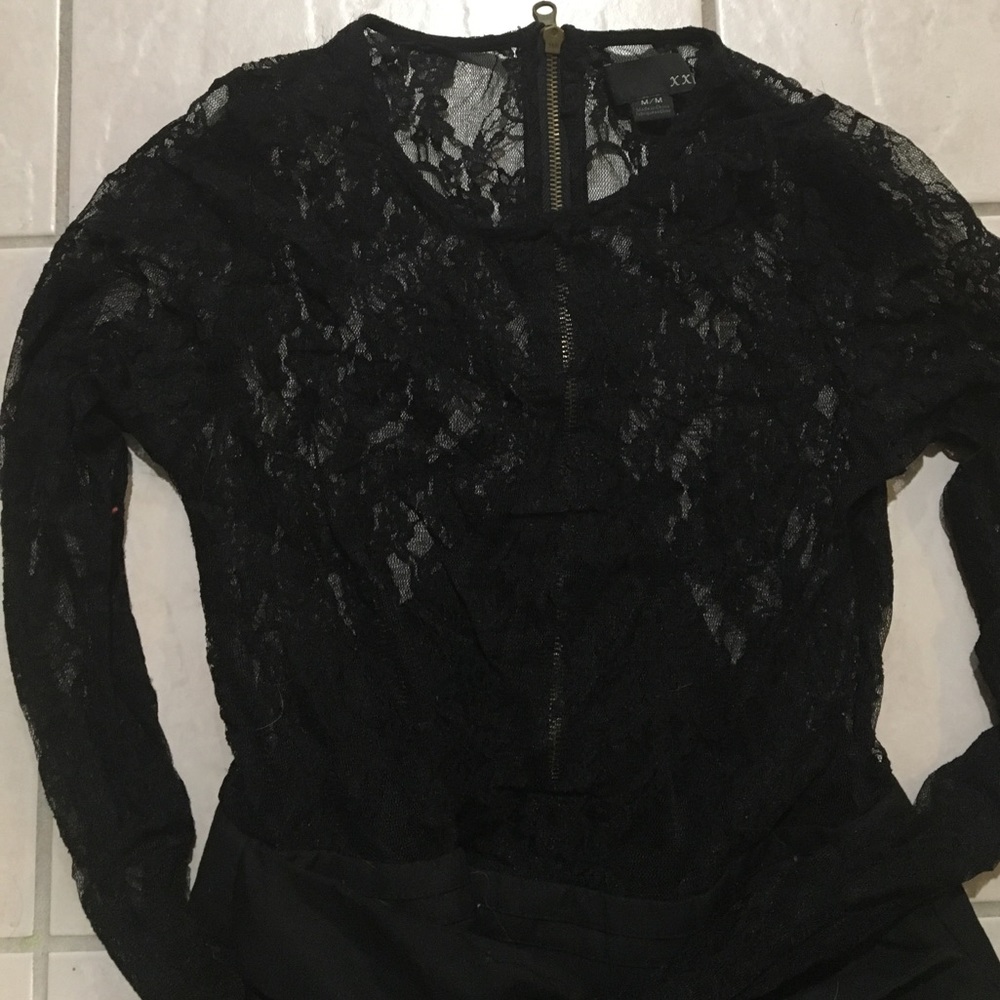 MAKE AN OFFER‼️Forever 21 Black Lace Top Romper M - Picture 2 of 2