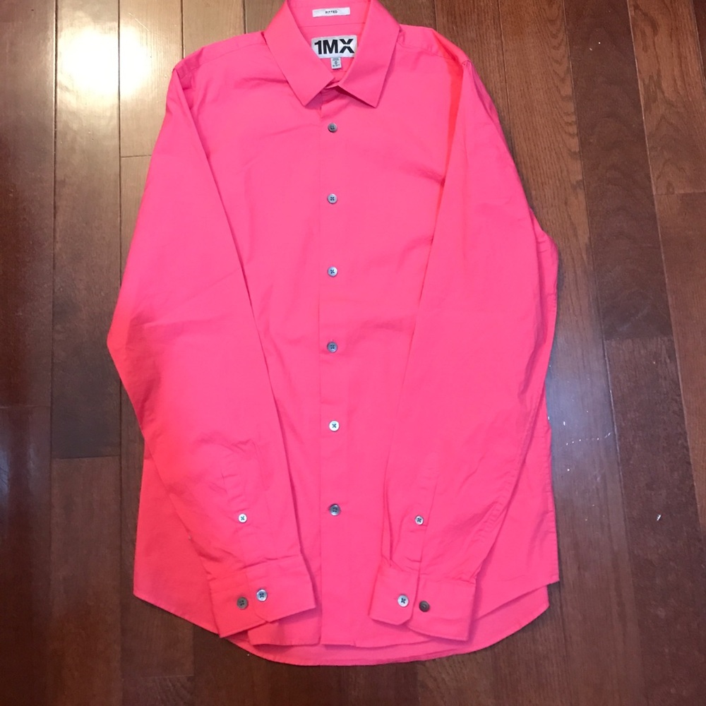 Fitted button up sleeve.