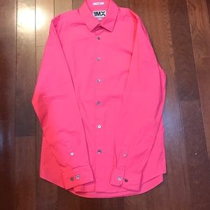 Fitted button up sleeve.