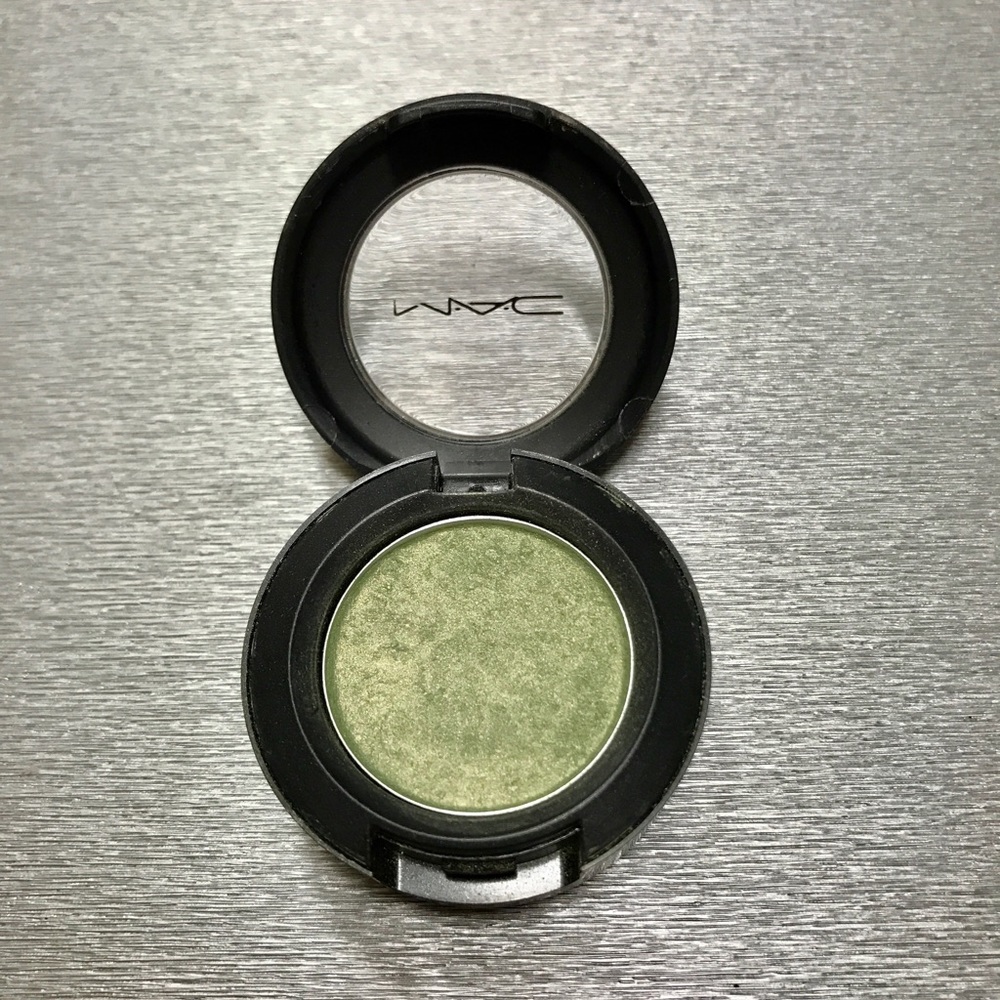 MAC Eyeshadow - Juxt (Satin)
