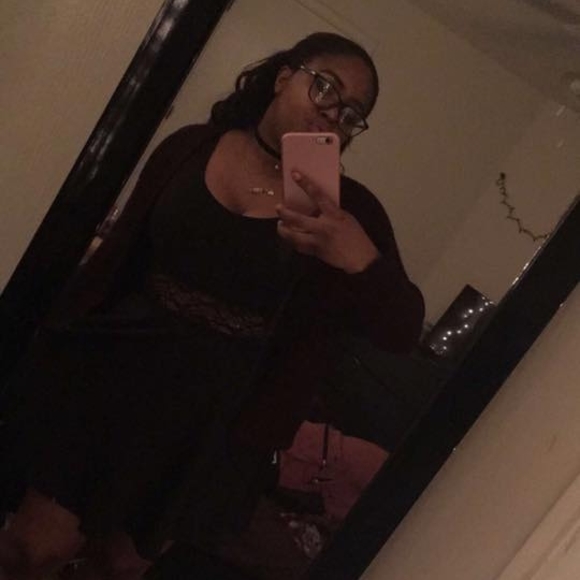 Meet your Posher, Nicole - Picture 1 of 1