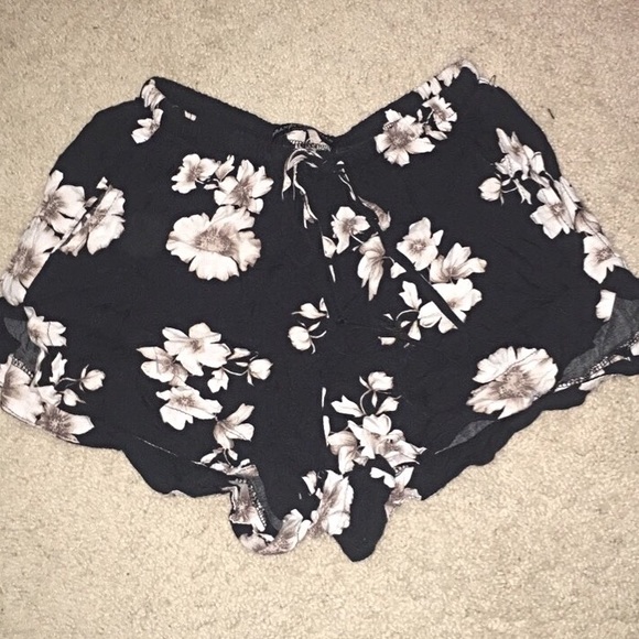 Brandy Melville Pants - Brandy Melville floral shorts