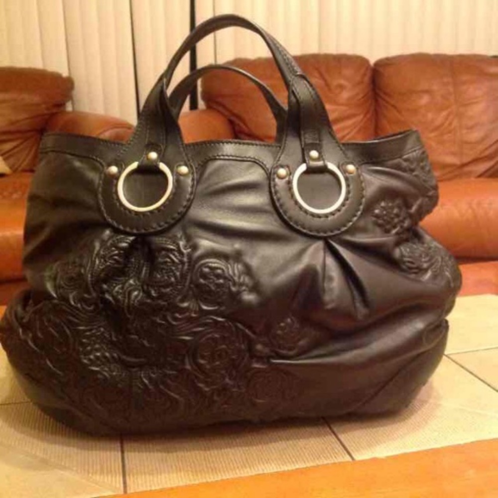 Sapaf black leather shoulder bag with design