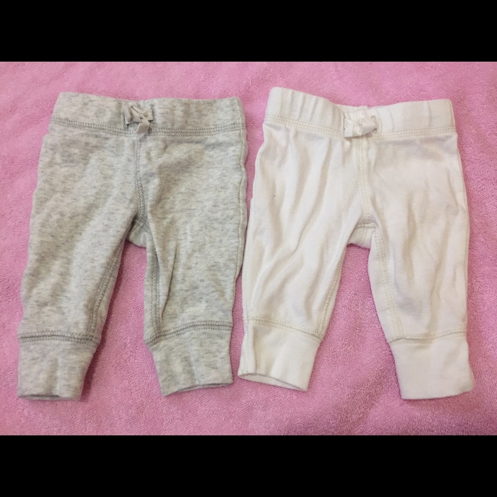 Pair of Carter's newborn pants: grey,white
