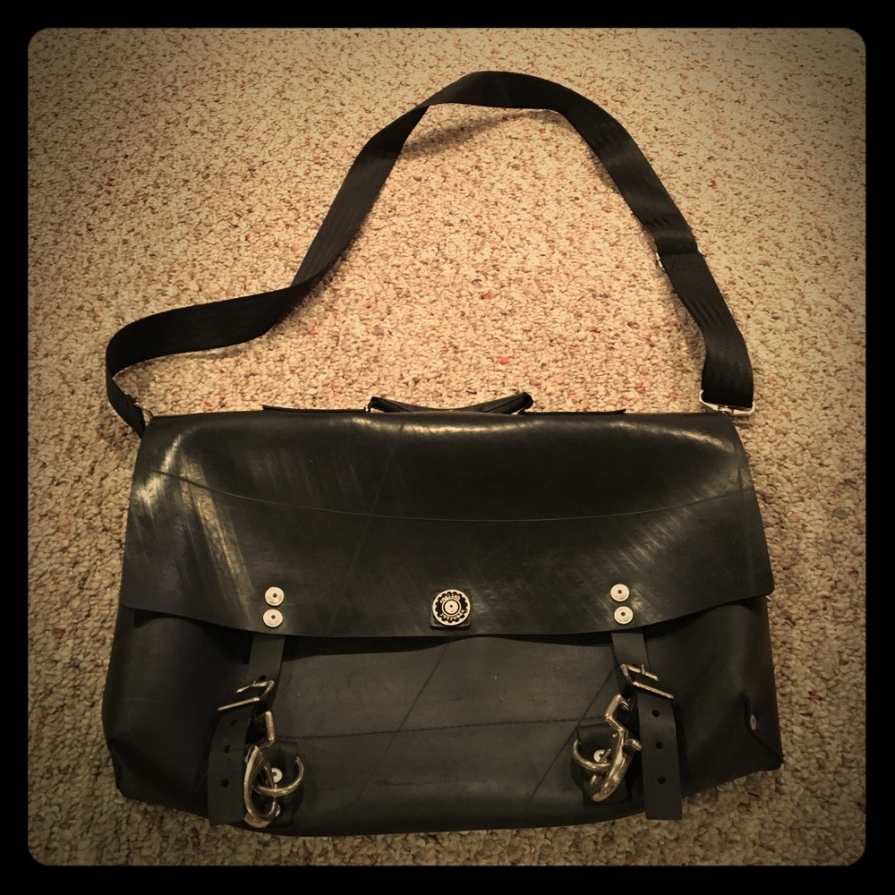 Vegan English Retreads messenger bag