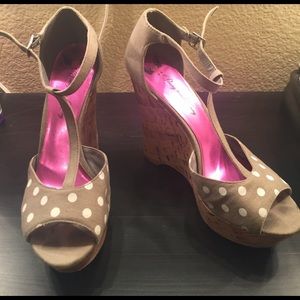 Size 8.5 Gray and white Polkadot wedges