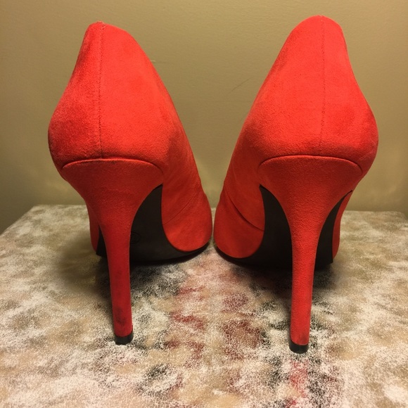 Red High-heels - Picture 2 of 3