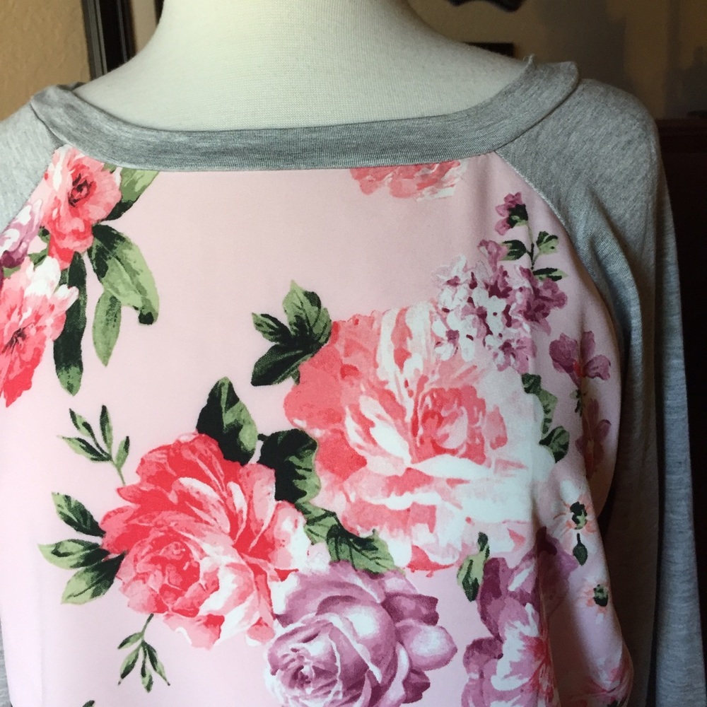 Lara floral/gray baseball style top - Picture 2 of 3