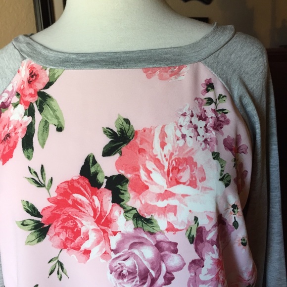 Lara floral/gray baseball style top - Picture 2 of 3