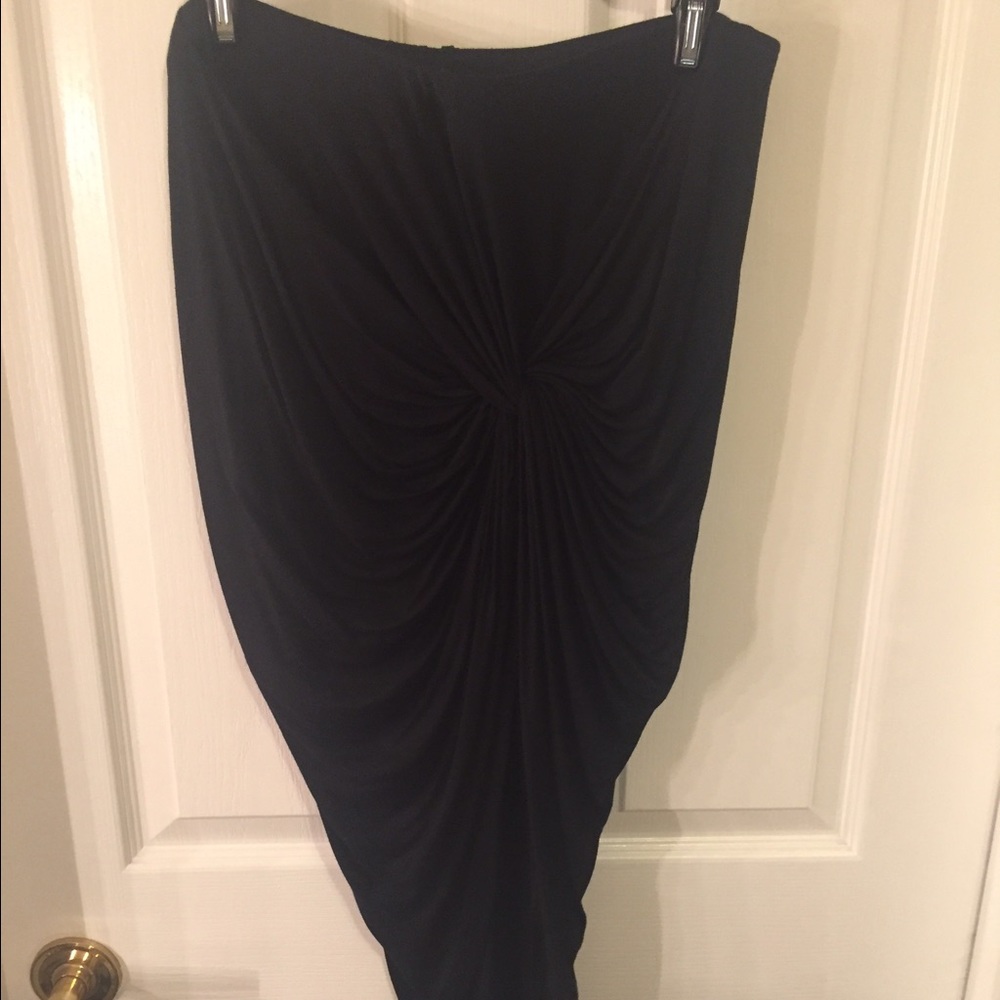 Black knot skirt
