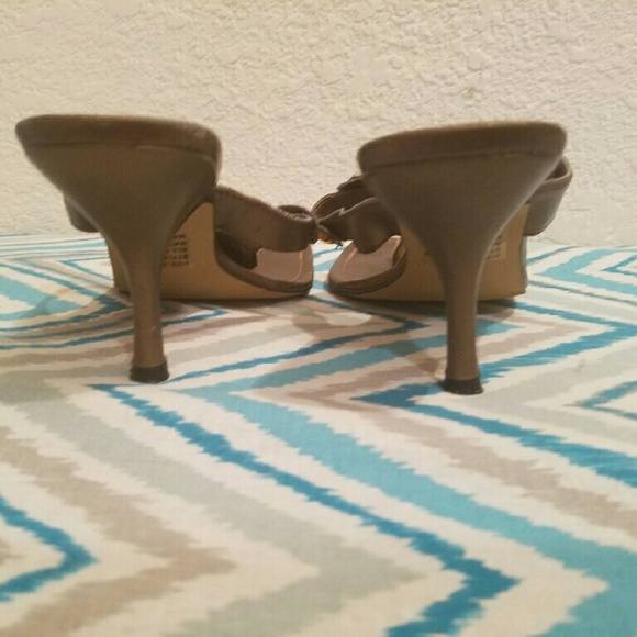 Newport News Bronze Thong heels w/ Yellow Stone - Picture 2 of 4