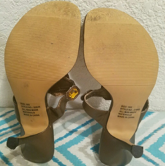 Newport News Bronze Thong heels w/ Yellow Stone - Picture 3 of 4
