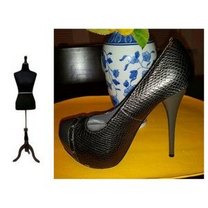 Quipid Gun Metal Reptile Skin Heels 6.5